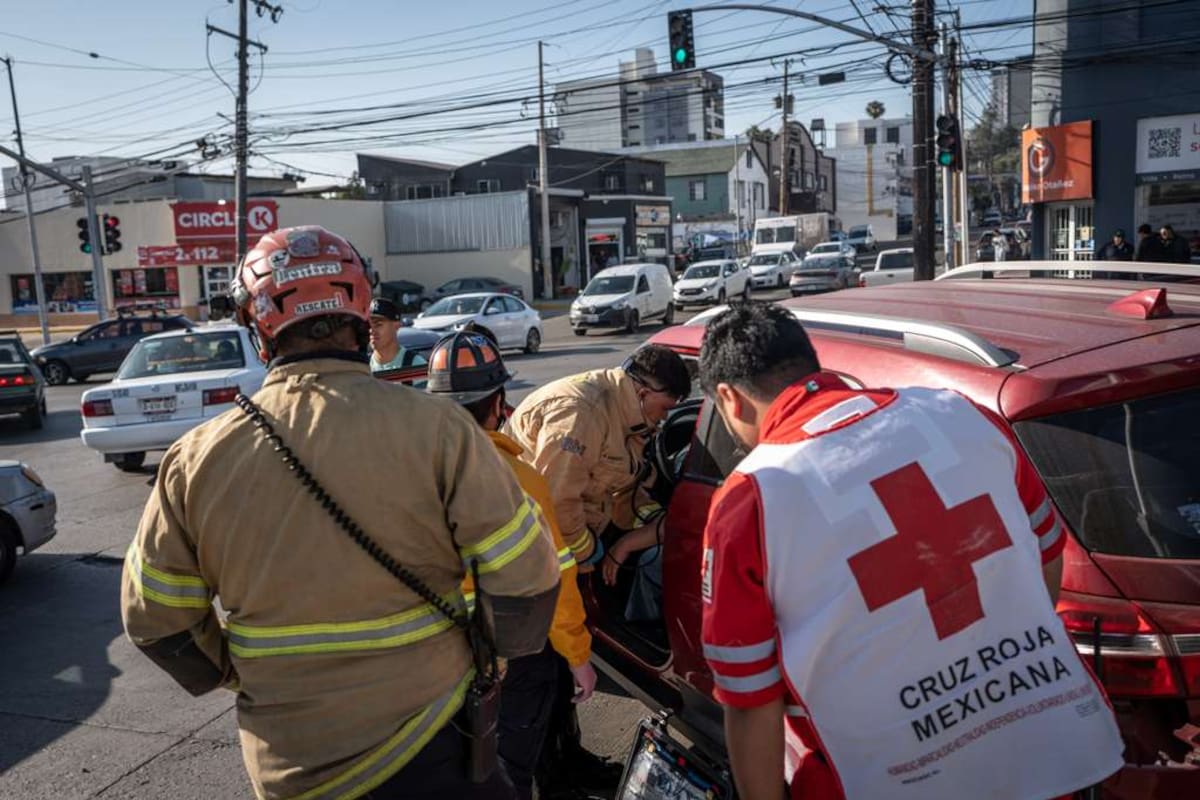Dos vehículos colisionaron la mañana de este lunes en pleno Bulevar, dejando daños materiales y sin necesidad de traslados hospitalarios. Foto: Border Zoom