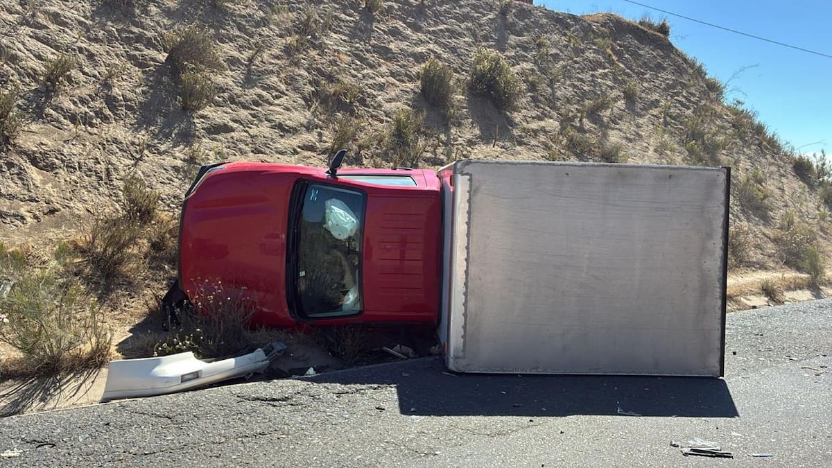 Un choque entre un sedán y una camioneta en la colonia Real de Rosarito dejó daños materiales y afectó el tránsito durante varias horas. Foto: Cortesía.