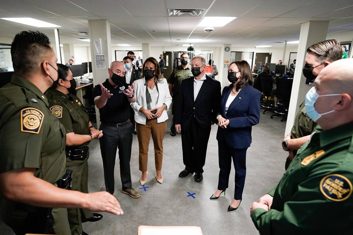 Harris se reúne con niñas migrantes y visita un puerto de entrada en frontera de El Paso