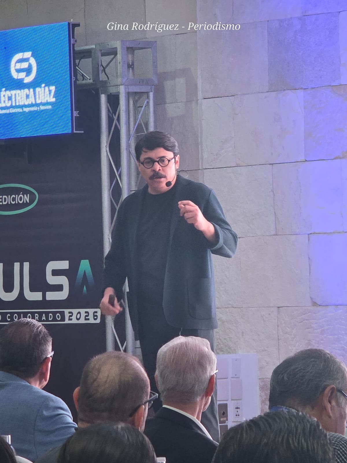 El plato fuerte de la jornada llegó con la conferencia del especialista Andrés Ponce de León, quien expuso ante los asistentes la dimensión real de la transformación tecnológica que está ocurriendo en el mundo y sus implicaciones directas para los negocios locales.│Foto: Gina Rodríguez