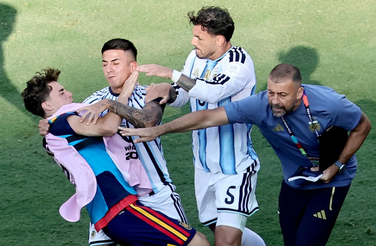 Jugadores argentinos y españoles se enfrascaron en una bronca tras culminar el juego de la final del Mundial 2026. (Foto: EFE)