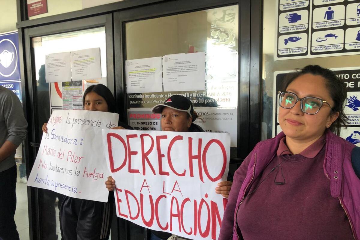 Liberan padres de familia oficinas de Secretaría de Educación