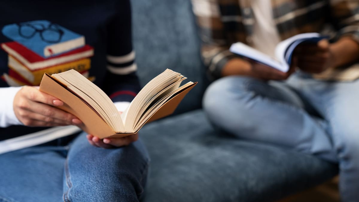 Día Internacional del Libro: El 79% de los mexicanos mantiene el hábito lector en 2026, aunque el uso de IA para resúmenes fragmentados pone en riesgo la capacidad de comprensión profunda