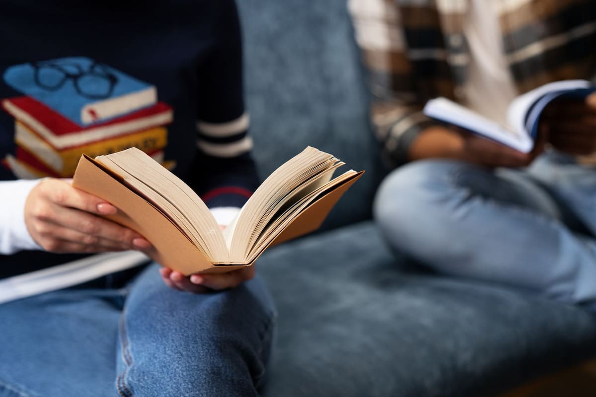 Día Internacional del Libro: El 79% de los mexicanos mantiene el hábito lector en 2026, aunque el uso de IA para resúmenes fragmentados pone en riesgo la capacidad de comprensión profunda