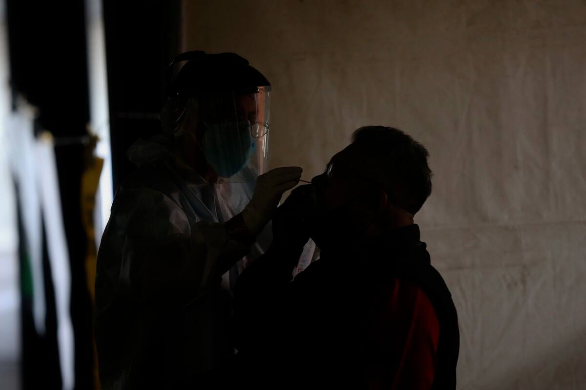 Pone en cuarentena en Michoacán un buque con 13 pasajeros enfermos de Covid-19