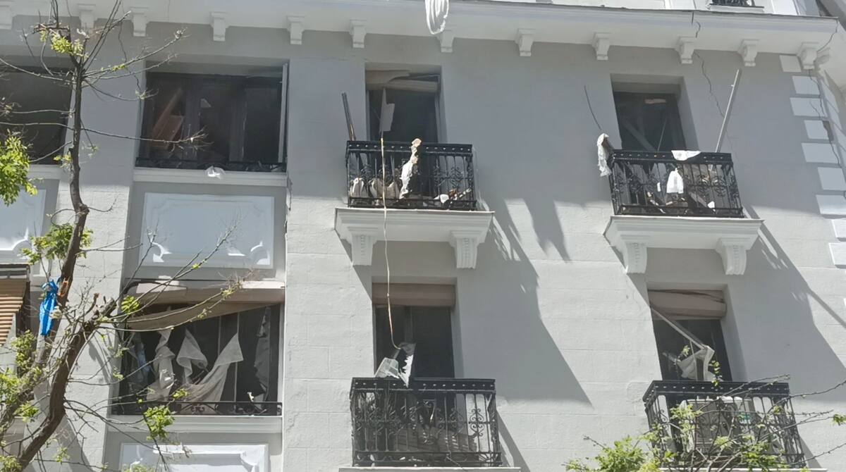 Un edificio dañado tras lo que se sospecha fue una explosión de gas en Madrid, España, el 6 de mayo de 2022, en esa captura obtenida de un vídeo publicado en redes sociales. Víctor Manuel Arellano/vía REUTERS