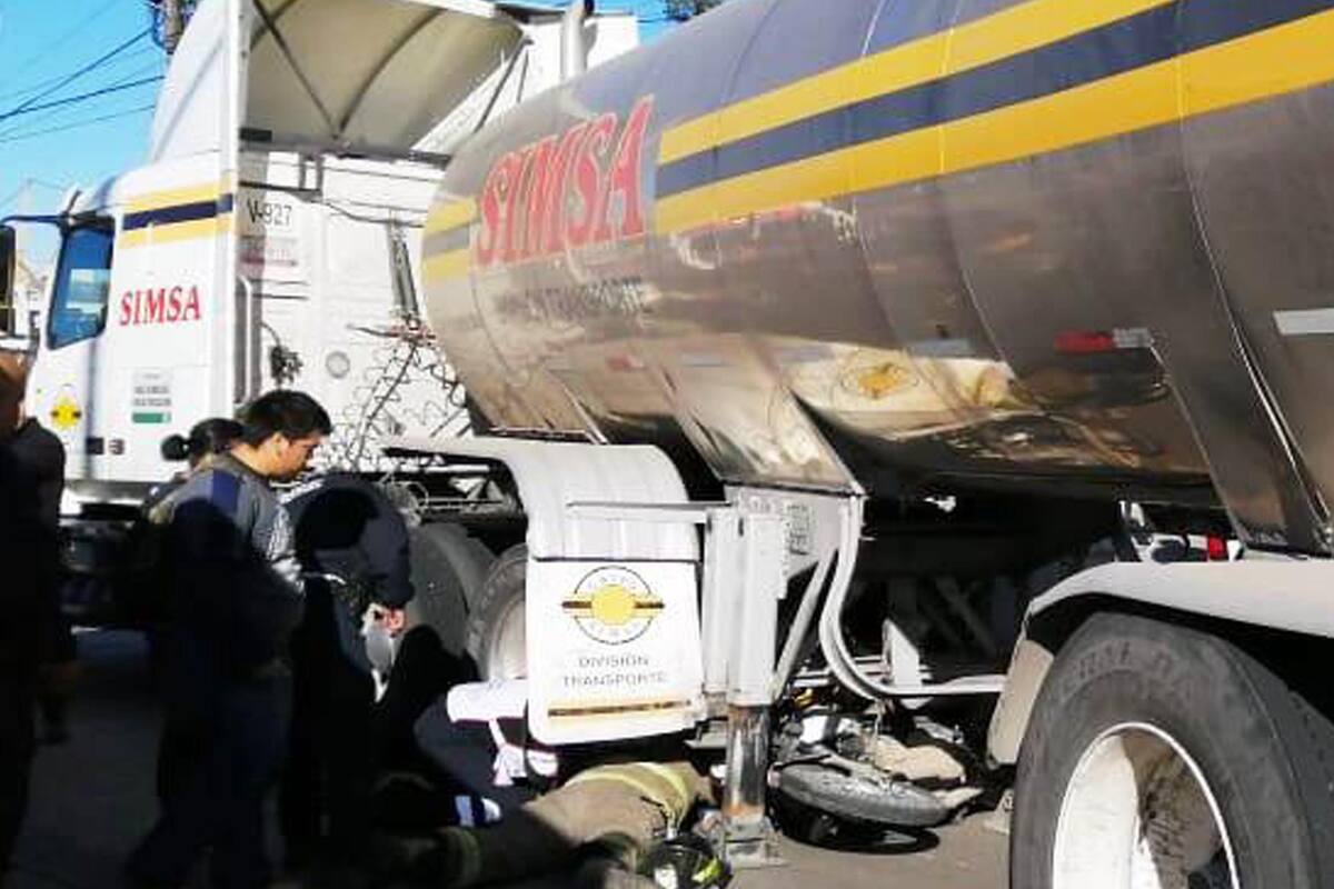 Motociclista queda bajo tráiler tras choque en Luis Encinas