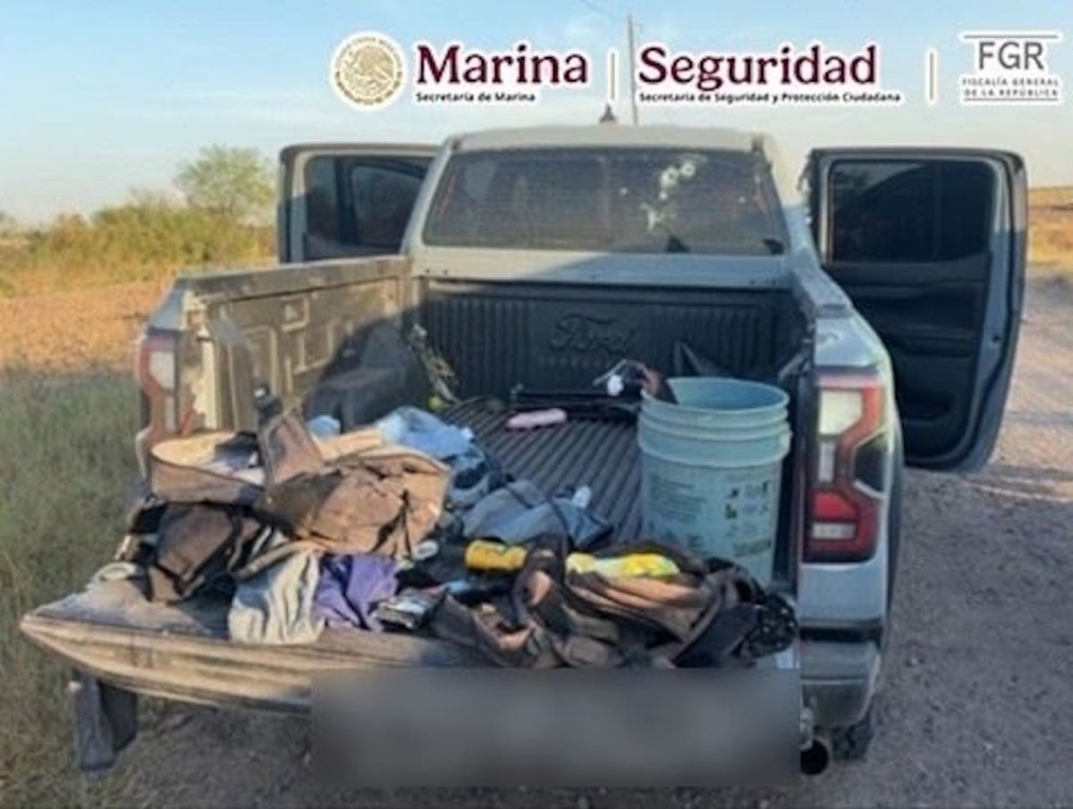 Durante el enfrentamiento con la Marina en Sinaloa, donde murieron dos hombres, fueron aseguradas armas y cuatro camionetas con reporte de robo. | Crédito: X @SEMAR_mx