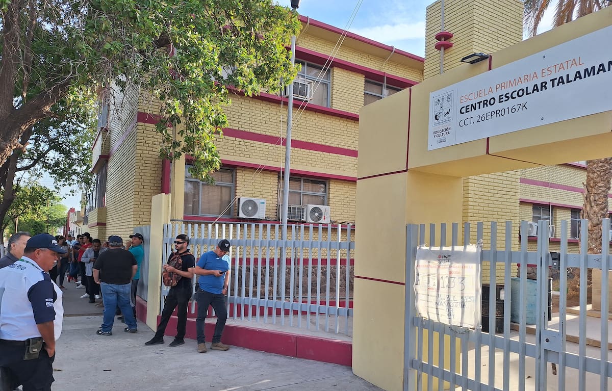 Desde las 05:00 horas algunas personas hicieron fila para las casillas
especiales en Navojoa y Huatabampo.