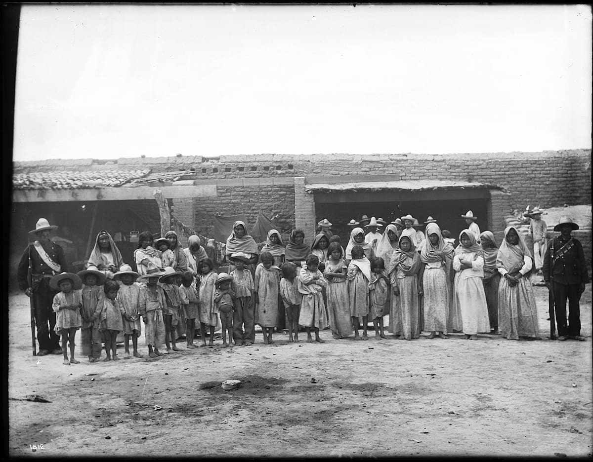 Un grupo de más de 30 mujeres y niños prisioneros Indígenas yaquis bajo custodia, Guaymas, México, ca.1910. (Wikimedia Commons)