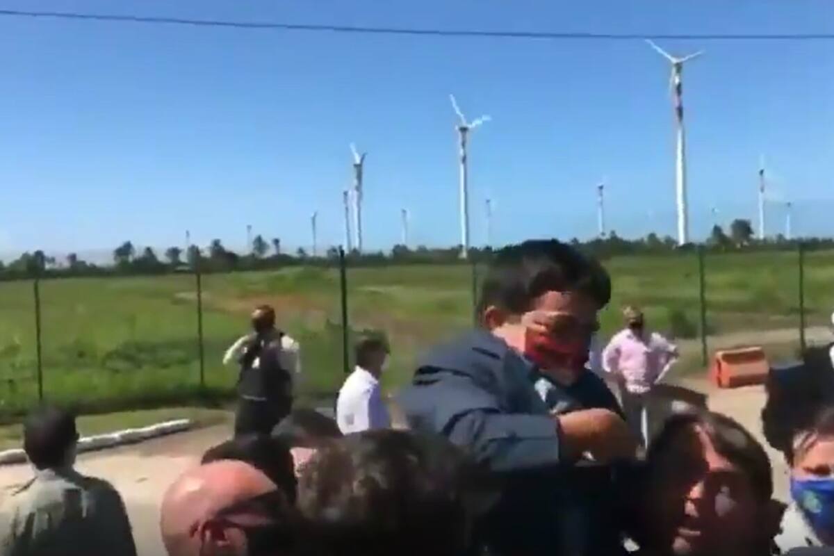 Burlas hacia Jair Bolsonaro por levantar a un enano creyendo que es un niño