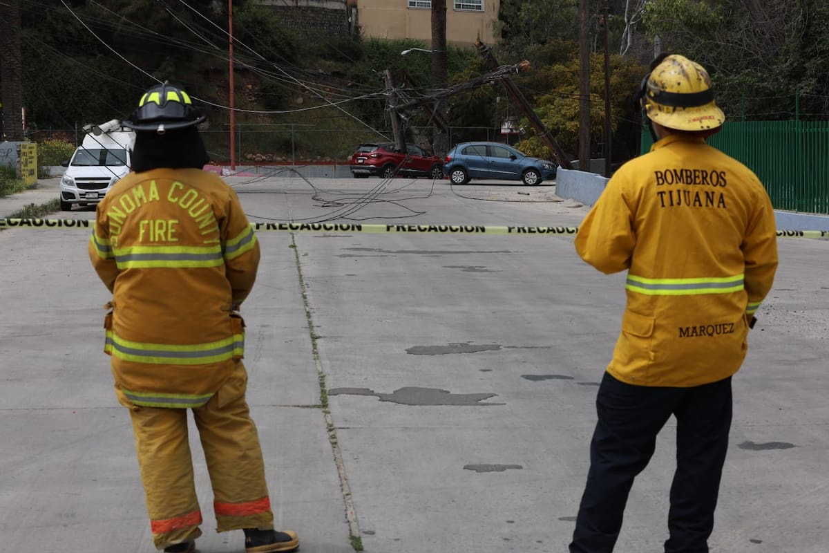 Personal de Bomberos Tijuana acordonó el área.