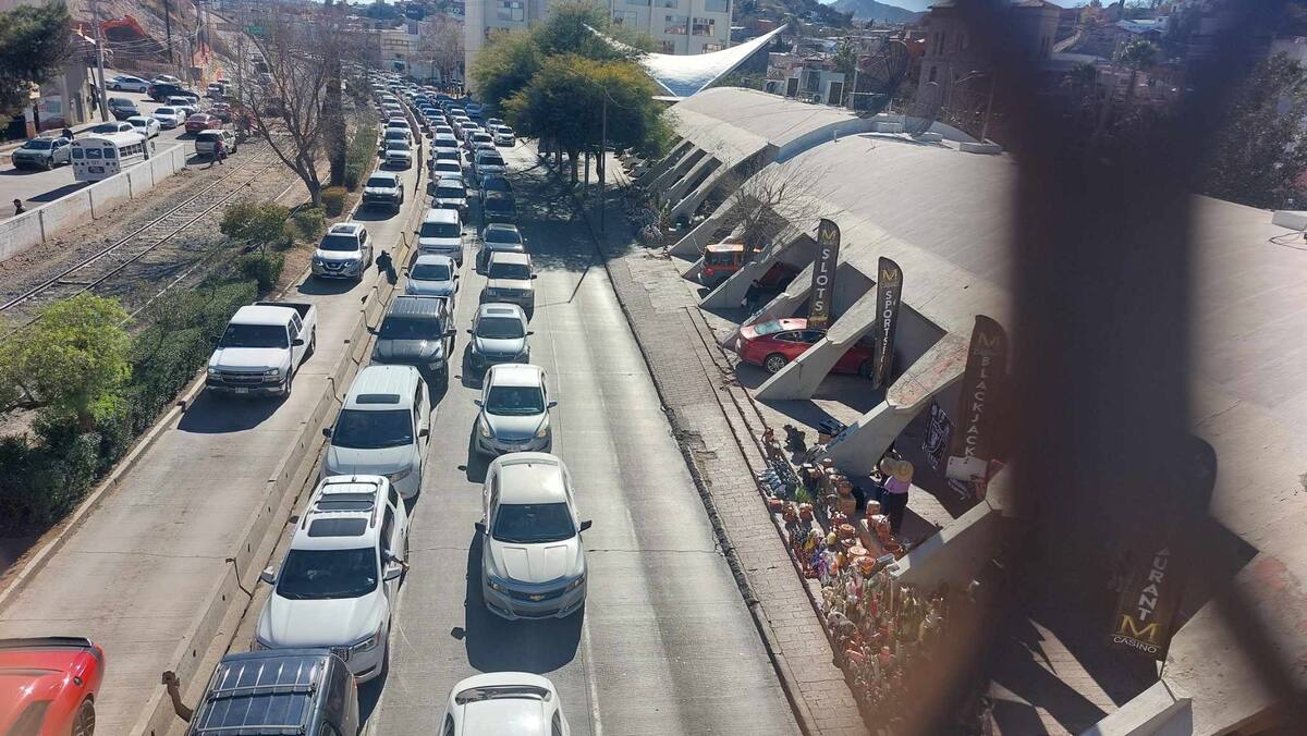 Las filas tenían un tiempo de espera de hasta 120 minutos por la mañana y superiores a 160 por la tarde. / Imagen por Manuel Jiménez.