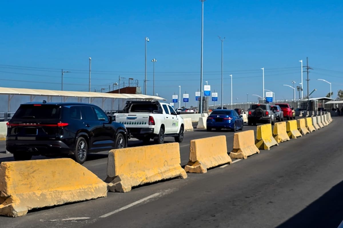 Largas filas en las garitas de Calexico este lunes por la mañana