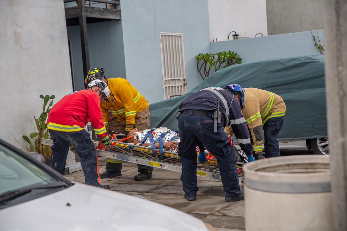 Bomberos rescatan a hombre tras descarga eléctrica en Lomas del Río