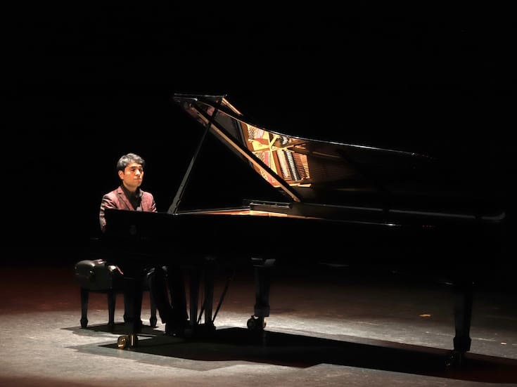 MAGIA SONORA Y NOBLEZA, AL PIANO