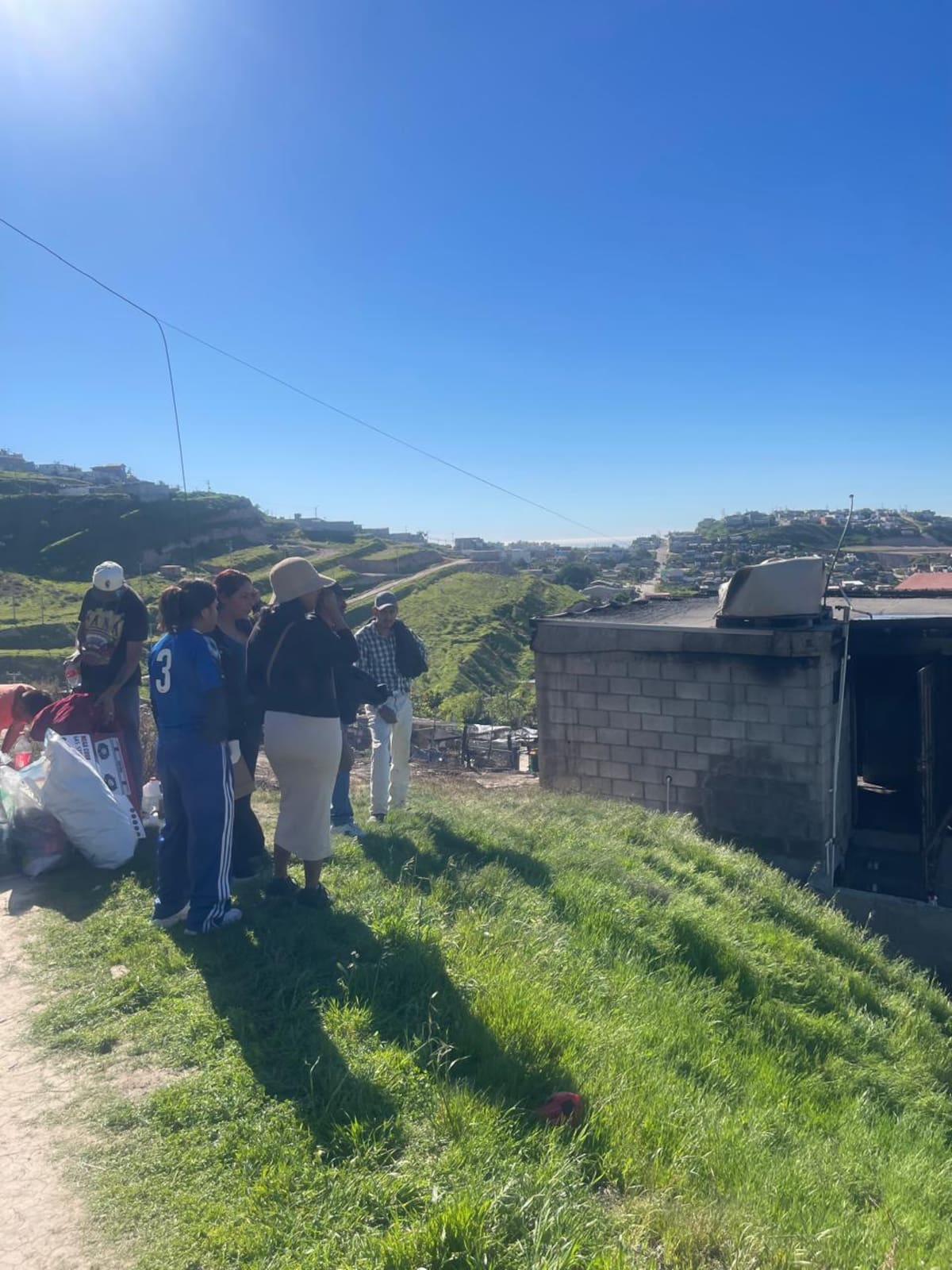Dos familias de Rosarito perdieron sus viviendas por incendios y solicitan apoyo ciudadano para reconstruir sus hogares. Foto: Carmen Gutiérrez