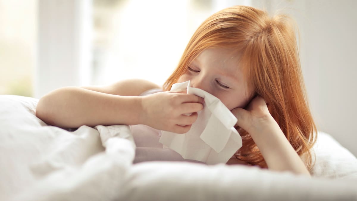 Durante el invierno, el sistema respiratorio de los niños se vuelve más vulnerable a infecciones virales como el resfriado común, debido a que el frío seca la mucosa nasal y ralentiza el movimiento de las cilias, encargadas de eliminar el moco/Foto: Canva