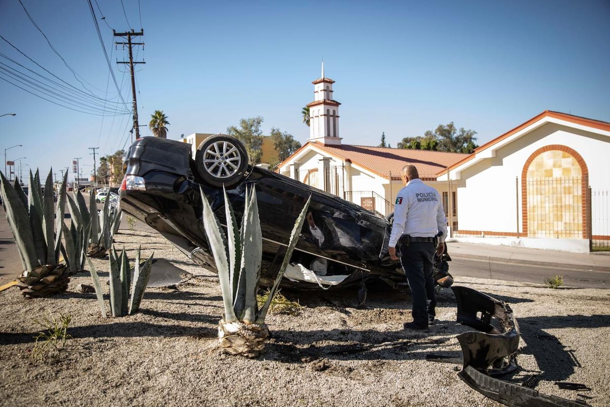 Vehículo vuelca sobre el bulevar Gato Bronco