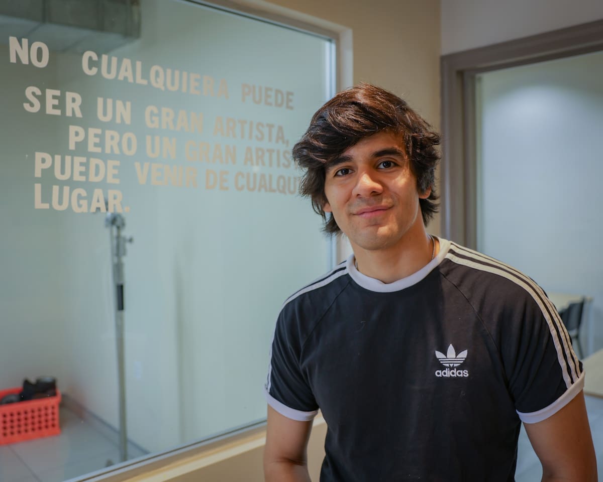 El actor mexicalense Osmar Lomas participa en la producción de Netflix México 86, inspirada en la histórica Copa Mundial de Futbol. (Javier Gallegos)