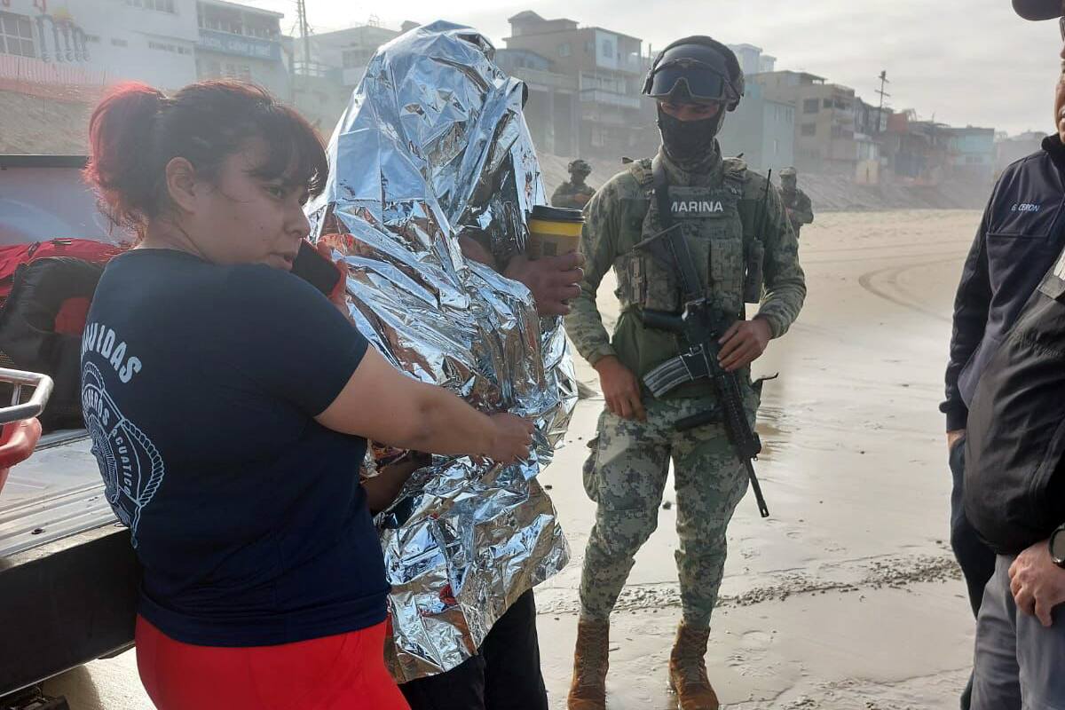 Rescatan a hombre de embarcación a más de un kilómetro de Playas de Tijuana