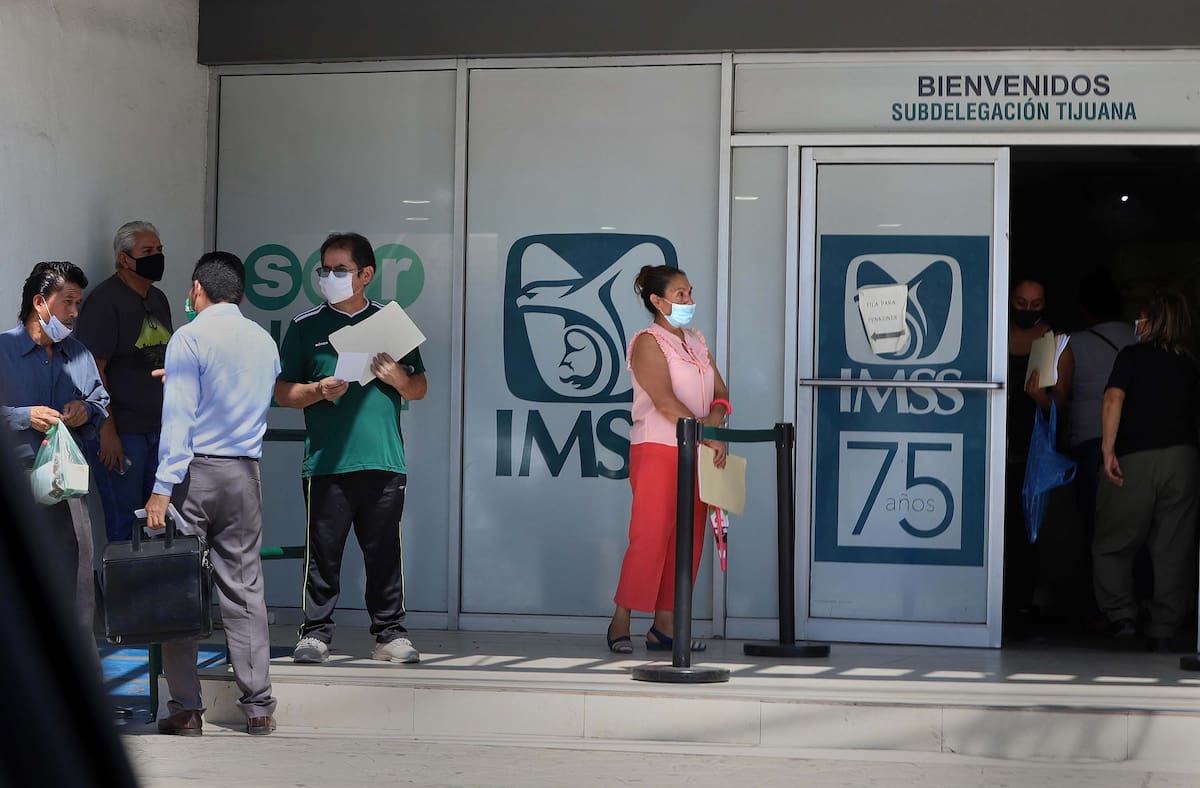 Debido a los nuevos protocolos por el Covid-19, usuarios de las instituciones de seguridad social tienen que realizar largas filas para ser atendidos en consulta o para realizar algún trámite en los hospitales, clínicas y oficinas de instituciones como el IMSS, ISSTE y Centros de Salud del Estado.