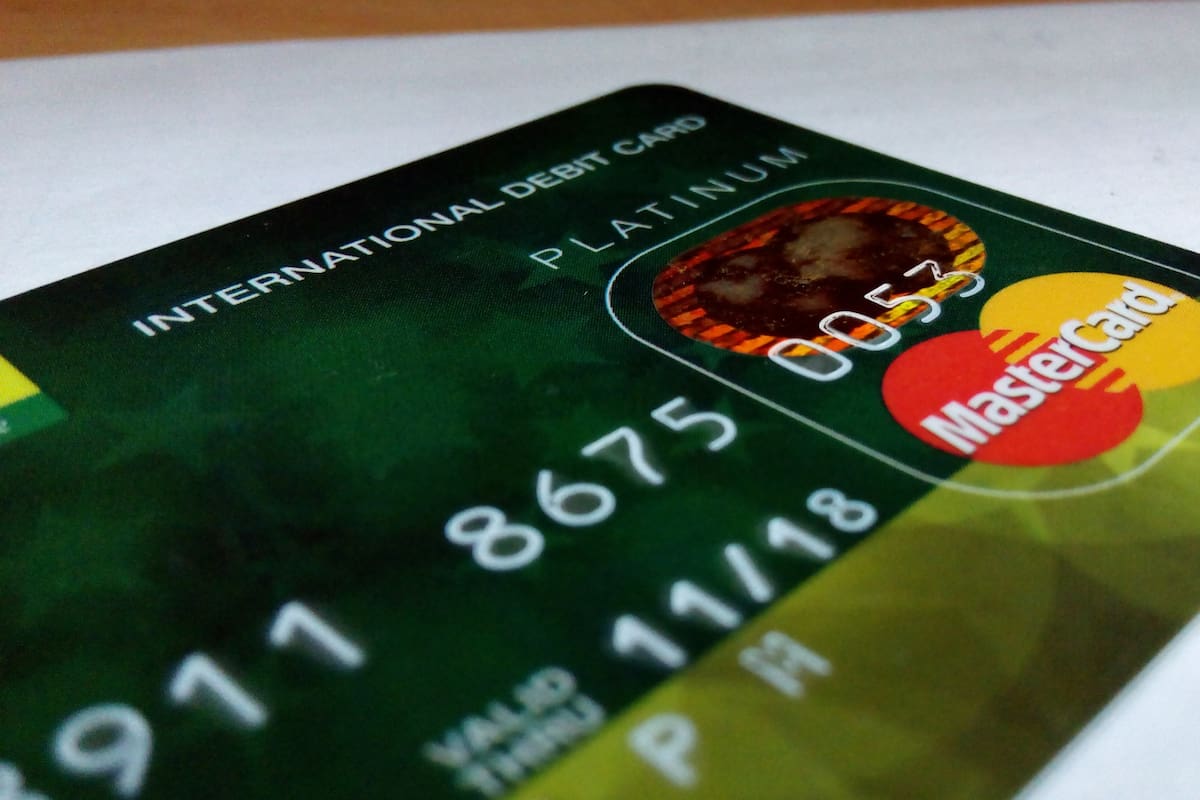 Si te depositaron por error en tu cuenta bancaria, ¿debes regresar el dinero?