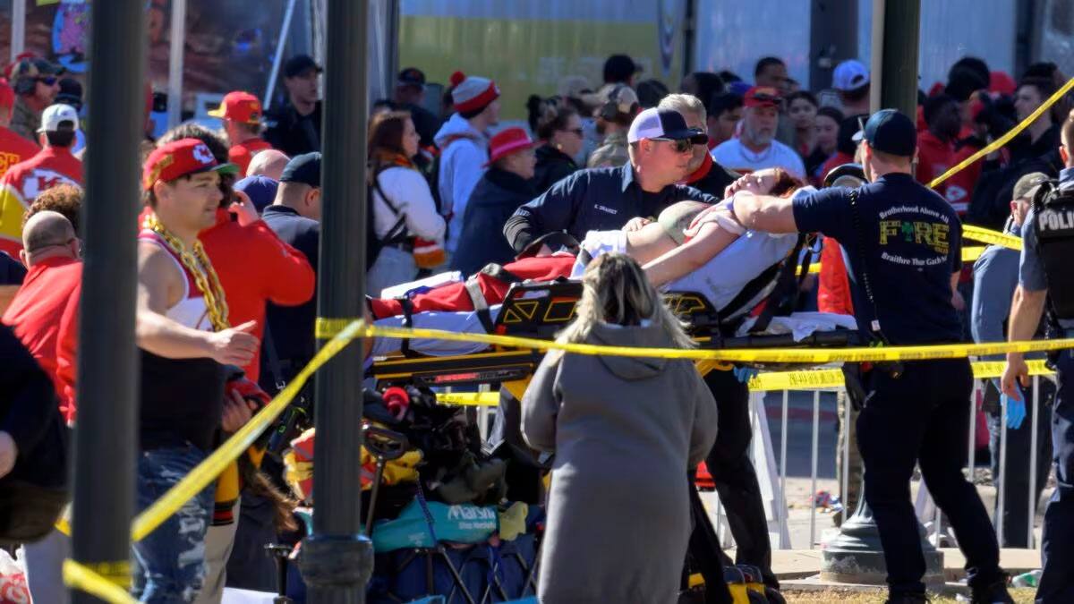 La policía de Kansas City informó que el tiroteo fue originado por una riña entre tres sospechosos.