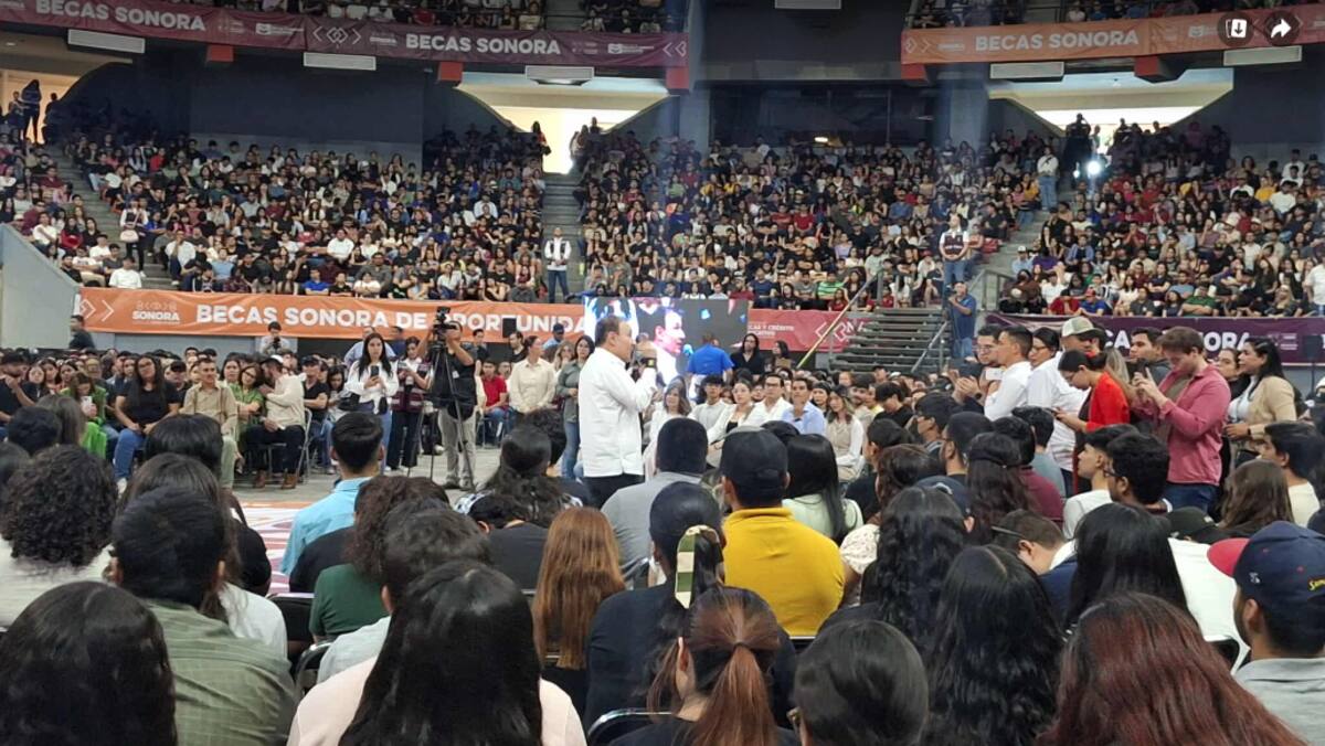 Alfonso Durazo hizo entrega de becas para estudiantes universitarios. / Imagen por Mirna Lucía Robles.