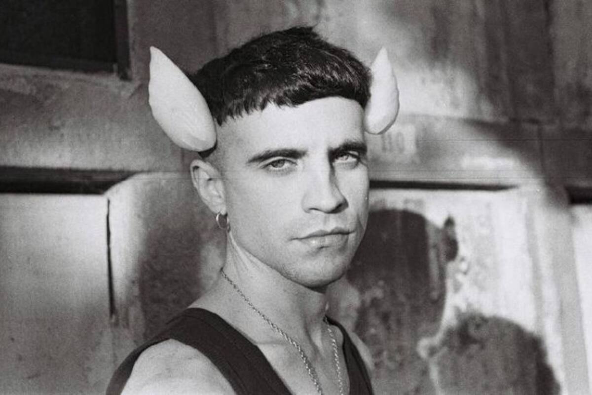 Se implanta aletas de pez en la cabeza porque no se identifica como humano