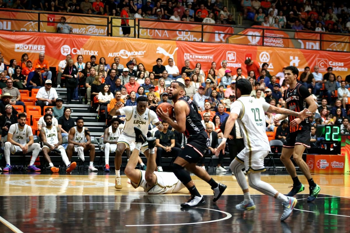 Soles de Mexicali aplasta 102-58 a Abejas y toma ventaja en semifinales
