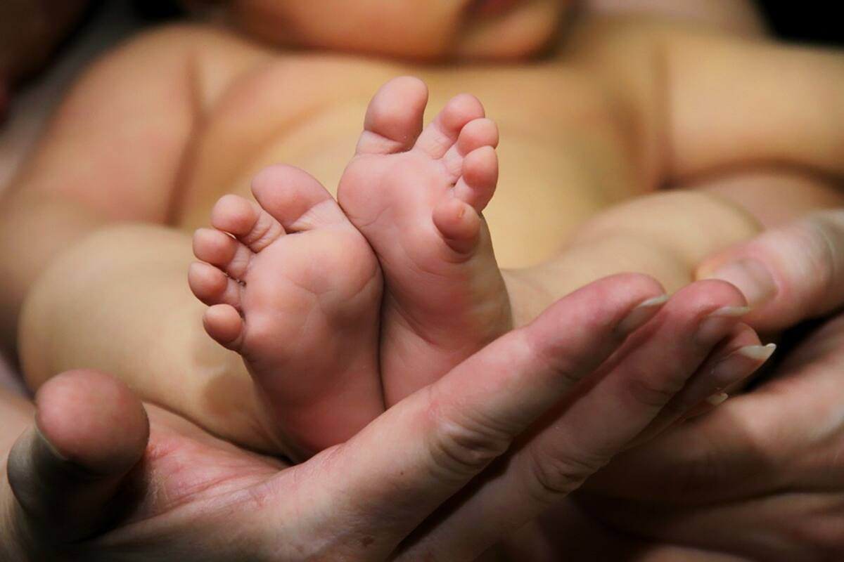 Muere bebé que fue arrancado del vientre de su madre muerta