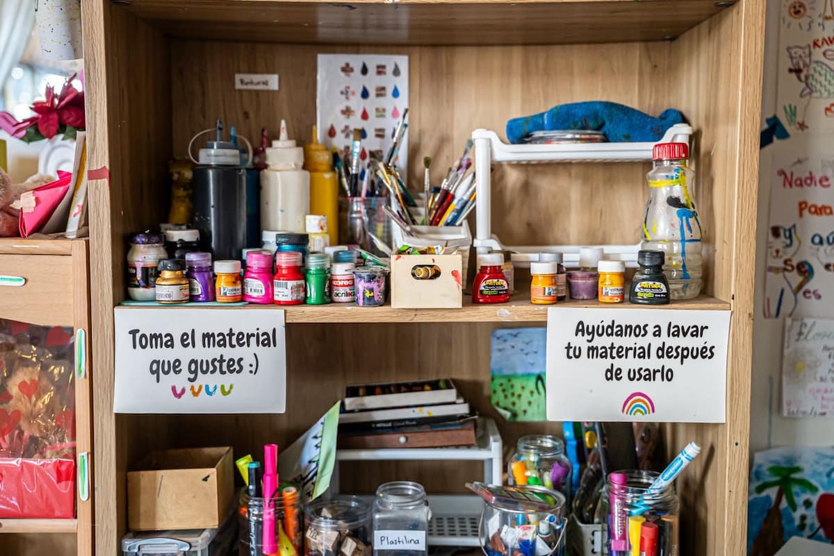 Ubicado en el centro de la ciudad, el proyecto fundado por Vanesa ofrece un punto de encuentro para la imaginación, con materiales, libros e instrumentos disponibles para que los visitantes exploren su creatividad. Foto: Border Zoom