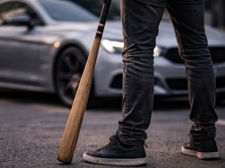 Tras golpear con bate de béisbol a dos hombres y luego arrollarlos con su auto, hombre es detenido por doble homicidio