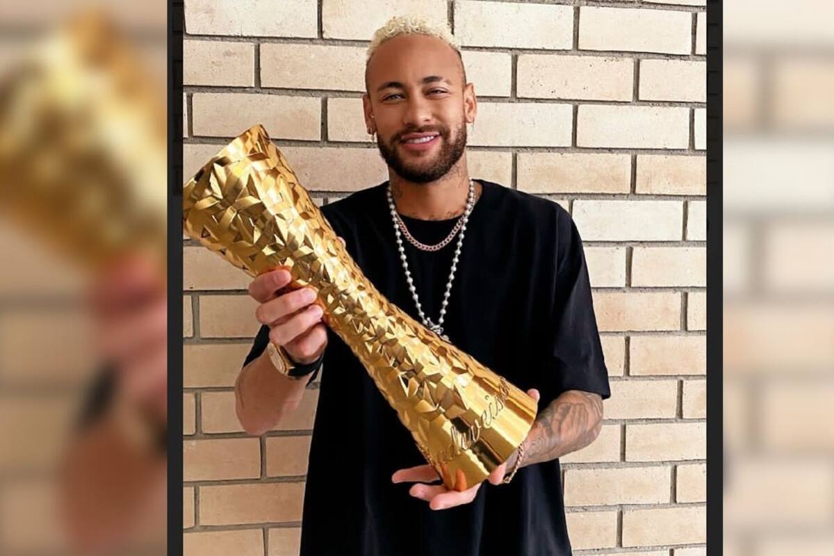 Neymar recoge trofeo en nombre de Pelé