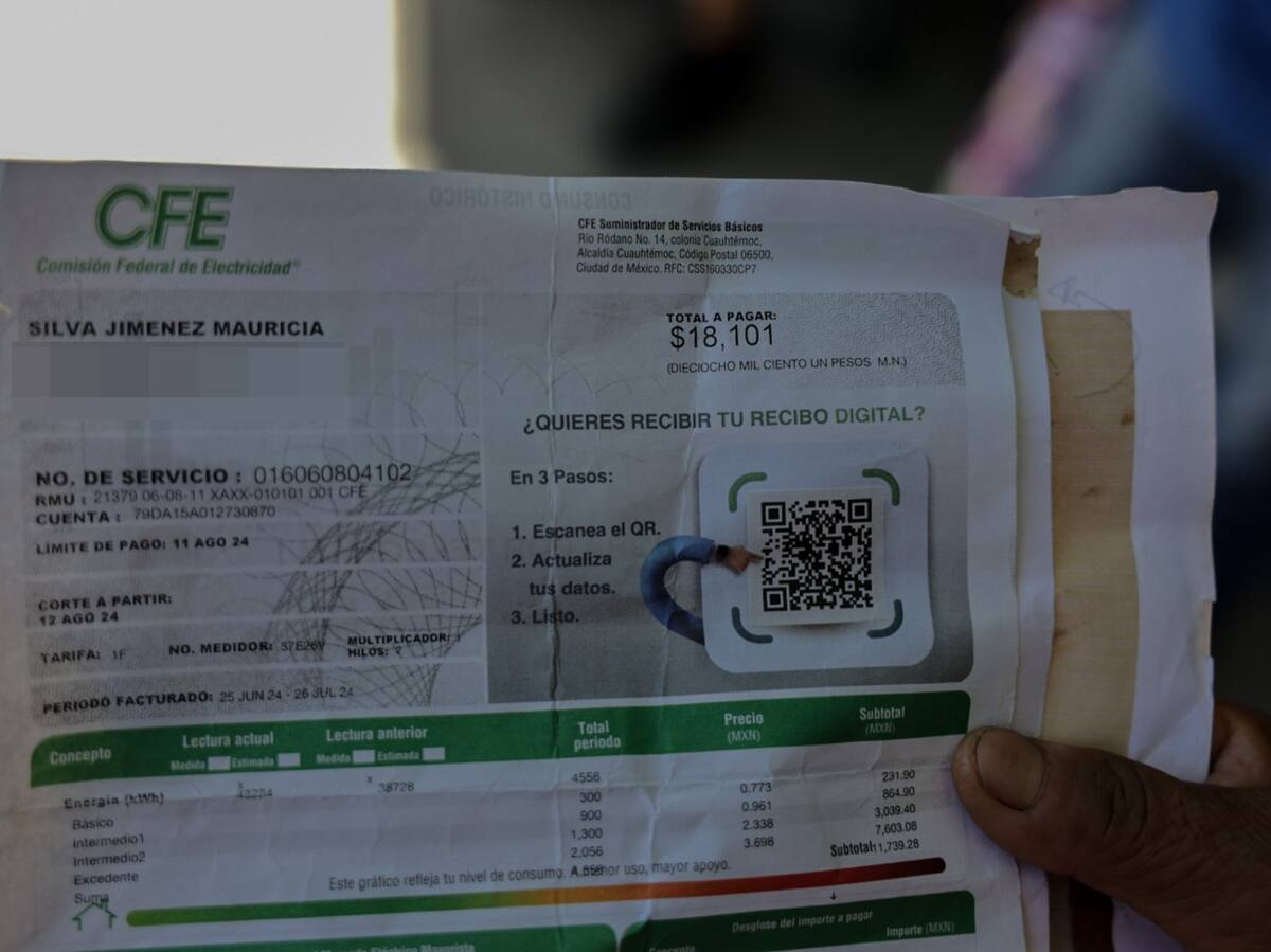 La señora Mauricia recibió dos recibos locos que suman los 28 mil pesos I Foto: Javier Gallegos
