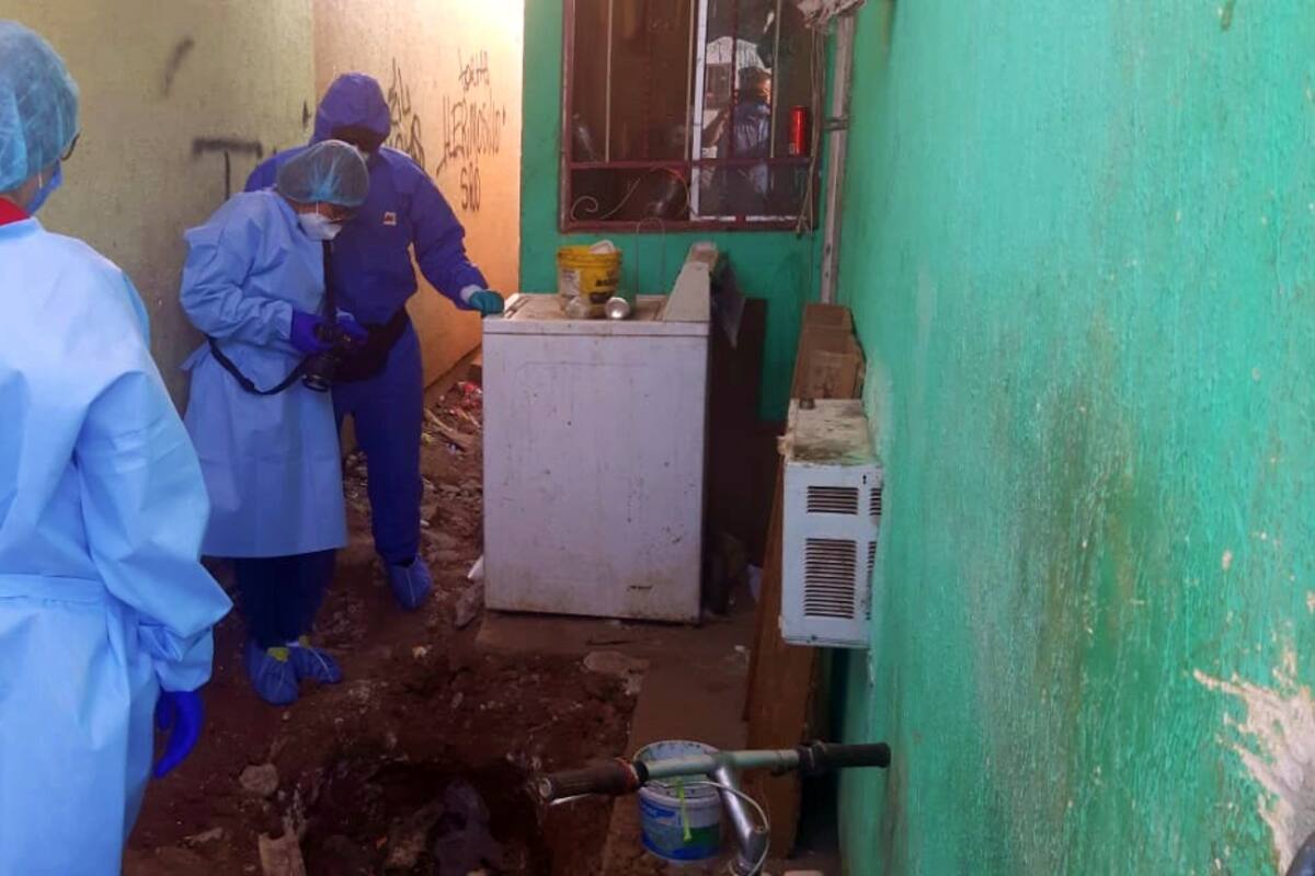 Sacan osamenta encontrada por Buscadoras por la Paz en vivienda en Hermosillo