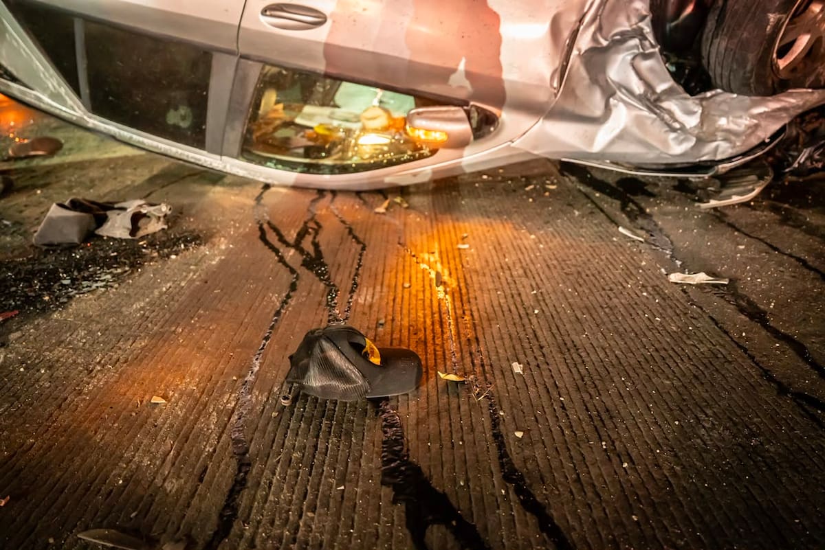 El conductor del Chevrolet quedó atrapado en el interior de la unidad. Foto: Border Zoom
