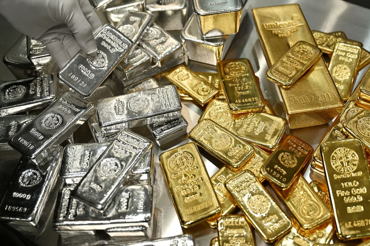 Analistas financieros advirtieron que el valor del oro y la plata cayó 2 billones de dólares en tres horas por movimientos inusuales de precios, lo que refleja alta volatilidad y afecta directamente decisiones de inversión y ahorros en los mercados globales