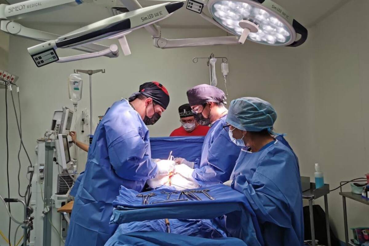 Extraen tumor ovárico del tamaño de una sandía en hospital del IMSS