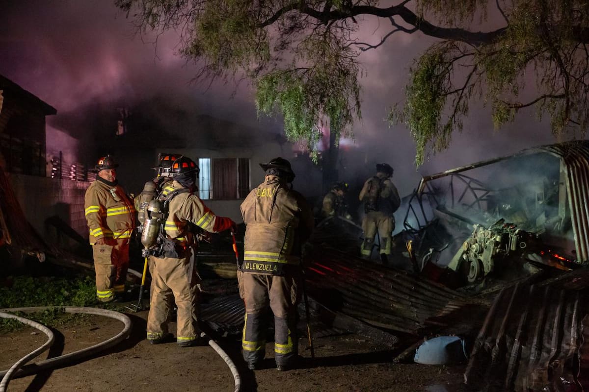 Incendio provoca daños parciales en dos viviendas de Arboledas de la Mesa