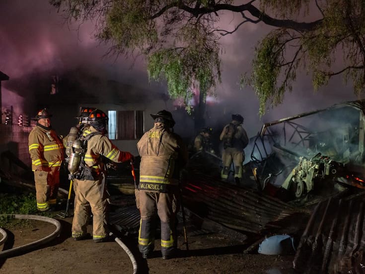 Incendio provoca daños parciales en dos viviendas de Arboledas de la Mesa