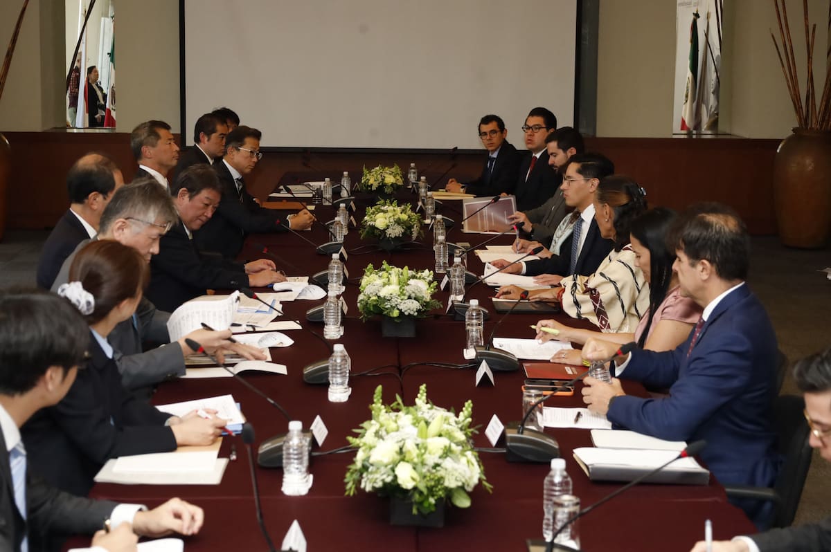 Roberto Velasco y Toshimitsu Motegi acordaron crear un mecanismo de alto nivel para fortalecer las inversiones, las cadenas de suministro y la cooperación energética entre México y Japón. | Foto: SRE