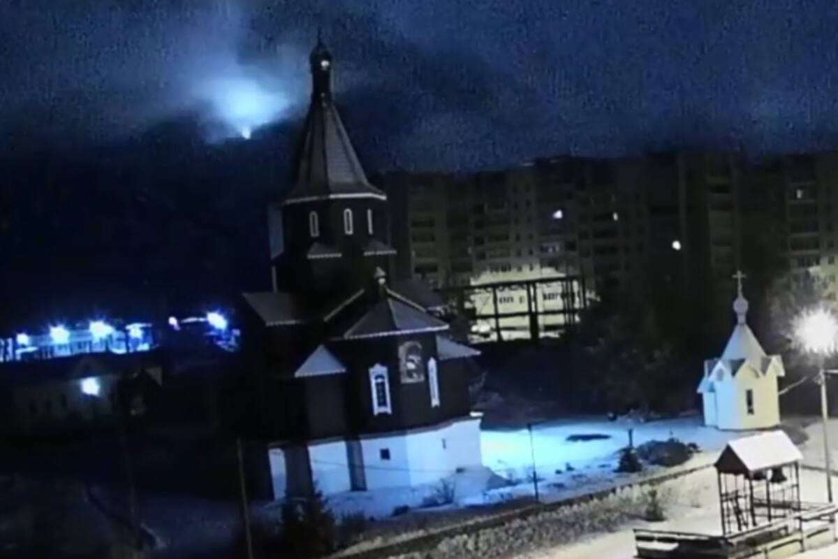 Meteorito ilumina el cielo de azul en el norte de Rusia