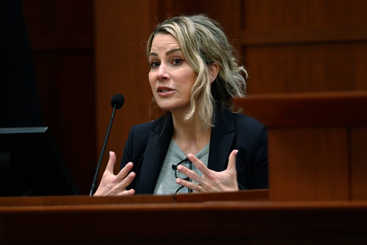 La psicóloga clínica y forense Shannon Curry testifica en el Tribunal de Circuito del Condado de Fairfax, en Fairfax, Virginia, el martes 26 de abril de 2022. Curry declaró que la actriz Amber Heard sufre de trastorno límite de la personalidad y trastorno histriónico de la personalidad, mientras la demanda civil entre Heard y su exesposo Johnny Depp continúa revelando los problemas personales de la pareja. (Brendan Smialowski/Pool Photo via AP)