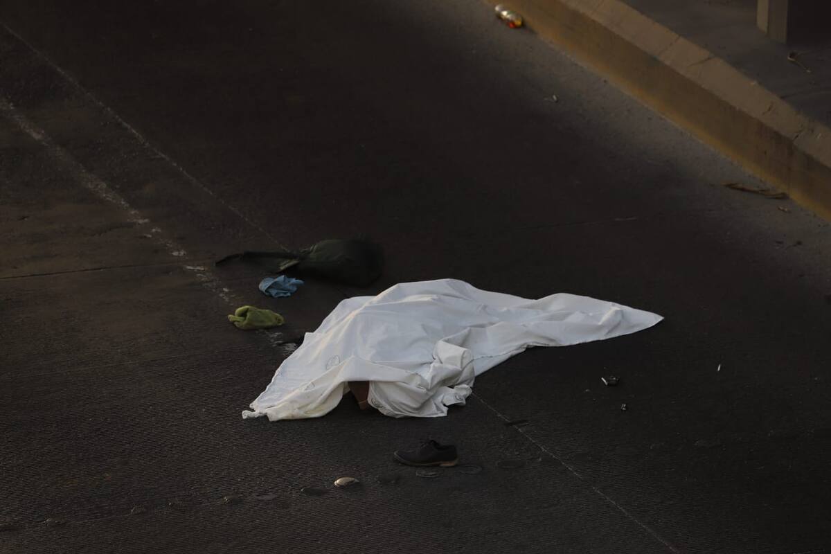 Muere al caer en distribuidor vial