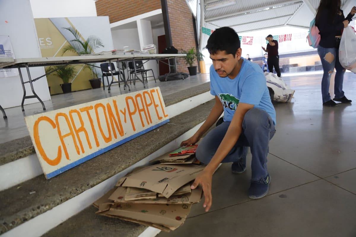 Estudiantes de Ecología de la UES realizan el evento "Reciclactues"