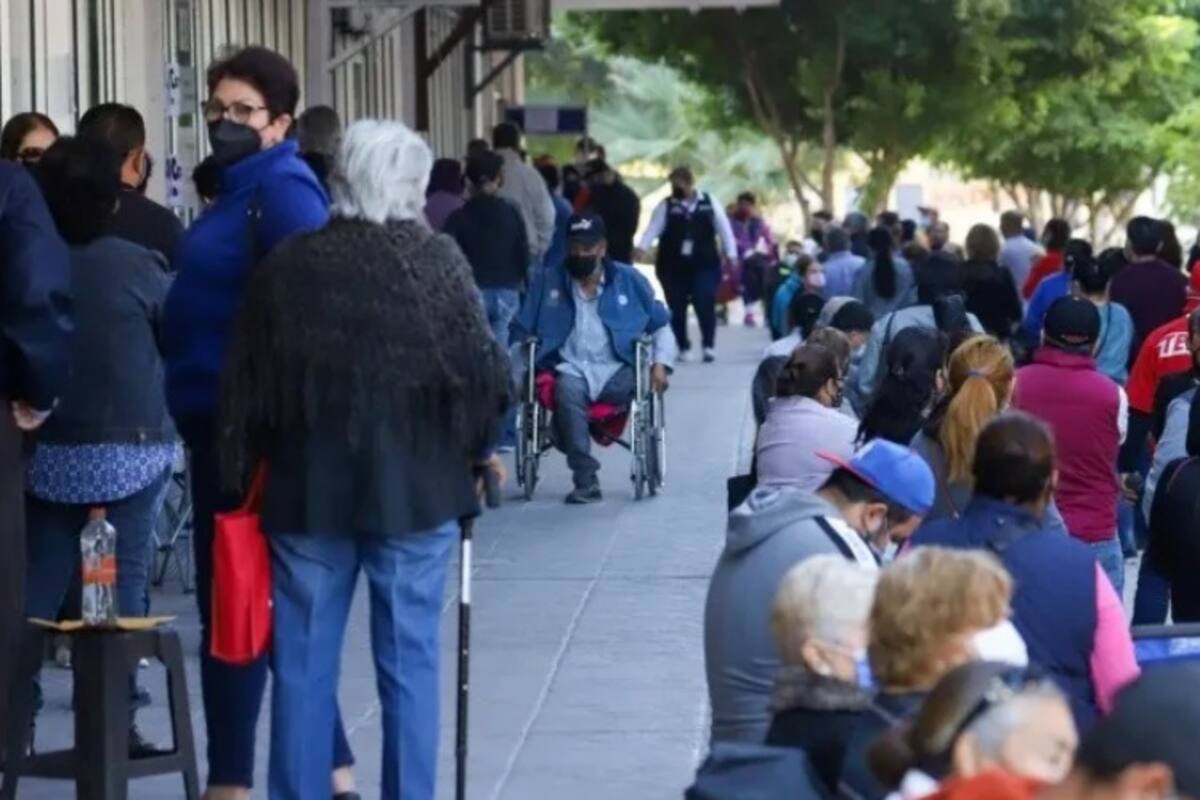 Mantienen largas filas para corregir el certificado de vacunación