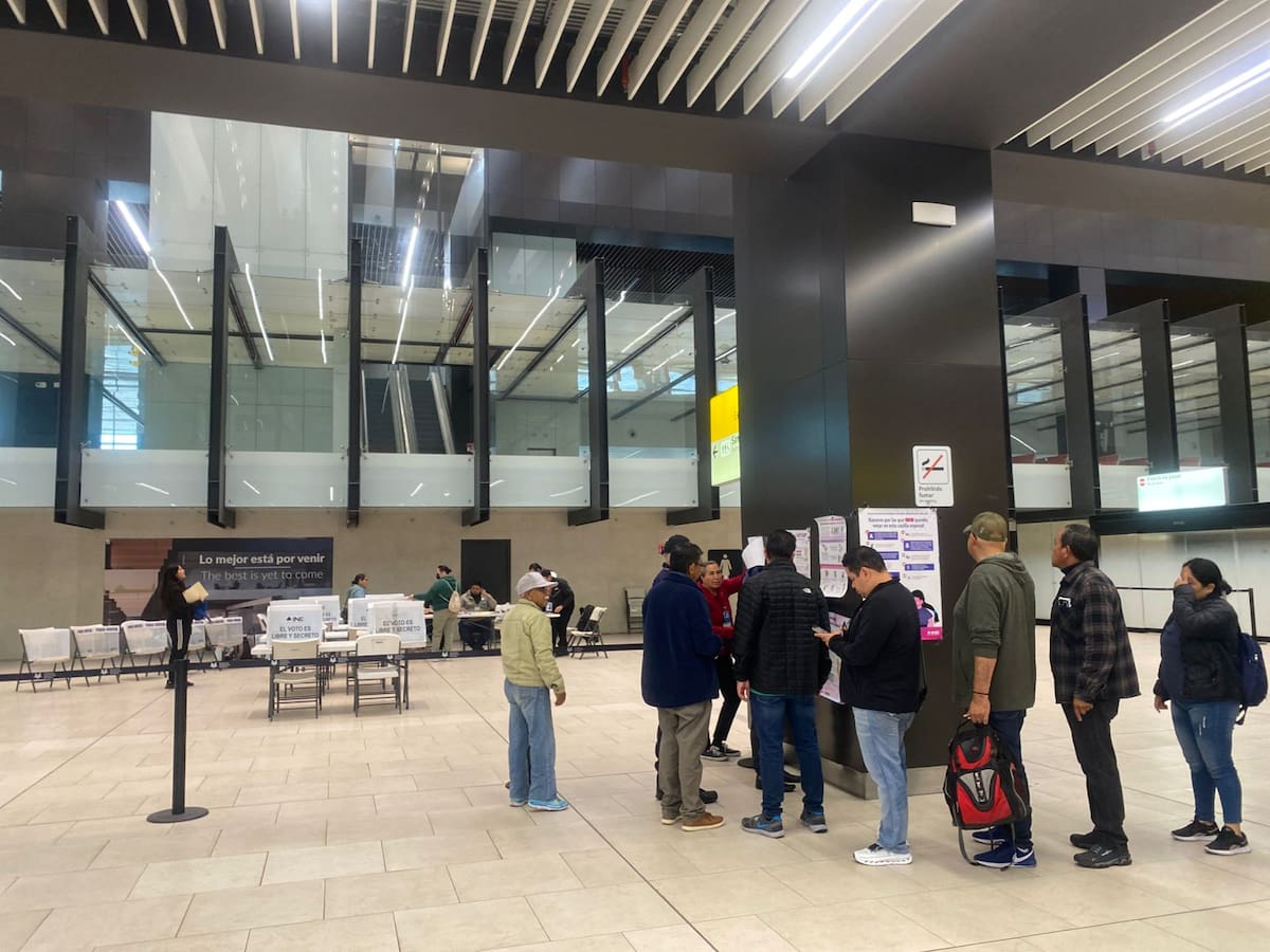 Usuarios partieron hacia otros destinos no sin antes emitir sufragio a los próximos miembros del Poder Judicial. Foto: Emmanuel Castañeda