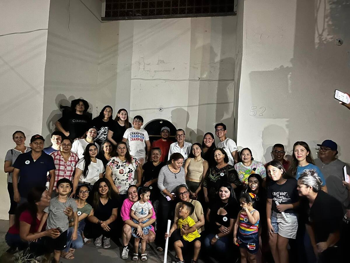 Brindan apoyos a Don Fito, propietario de la papelería más longeva de Ciudad Obregón.